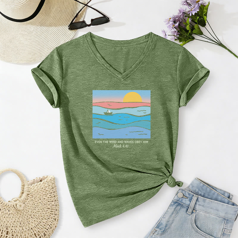Christianartworkshop Sogar Wind und Wellen gehorchen ihm (Markus 4,41). Lässiges T-Shirt mit V-Ausschnitt und Ozean-Sonnenuntergangsmotiv. - Olivgrün - 2XL - image 16
