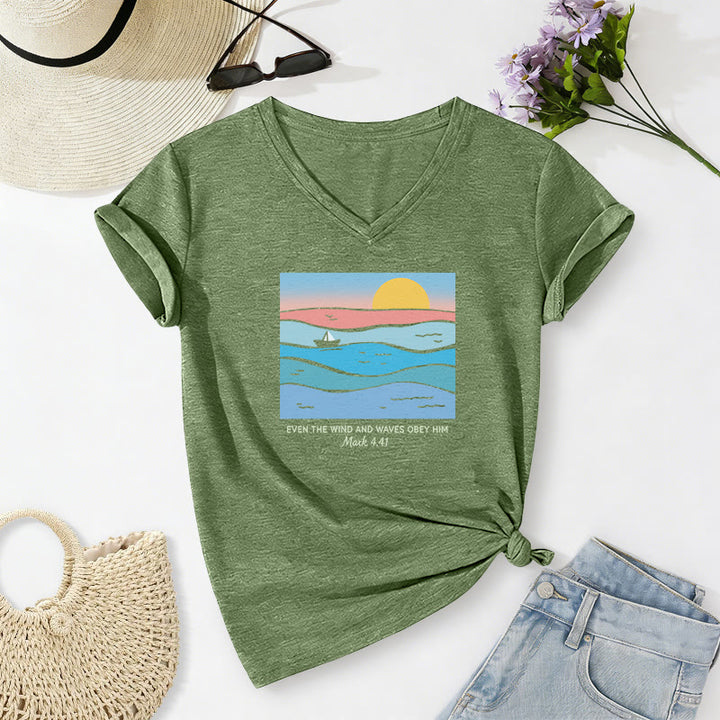 Christianartworkshop Sogar Wind und Wellen gehorchen ihm (Markus 4,41). Lässiges T-Shirt mit V-Ausschnitt und Ozean-Sonnenuntergangsmotiv. - Olivgrün - 2XL - image 16