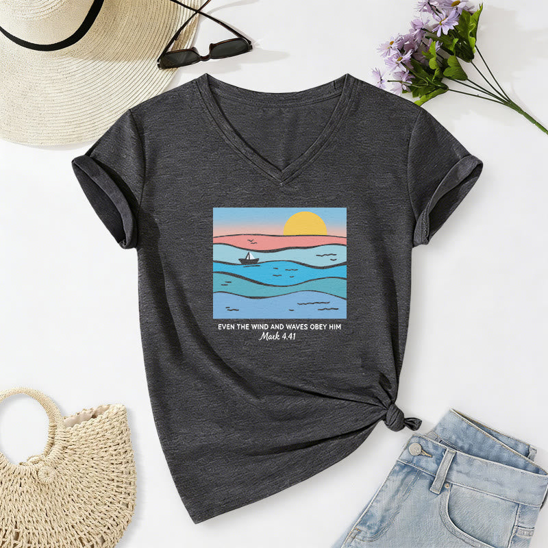 Christianartworkshop Sogar Wind und Wellen gehorchen ihm (Markus 4,41). Lässiges T-Shirt mit V-Ausschnitt und Ozean-Sonnenuntergangsmotiv. - Dunkelgrau - 2XL - image 8