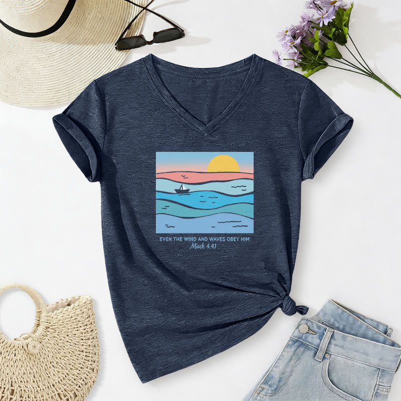 Christianartworkshop Sogar Wind und Wellen gehorchen ihm (Markus 4,41). Lässiges T-Shirt mit V-Ausschnitt und Ozean-Sonnenuntergangsmotiv. - Marineblau - 2XL - image 6
