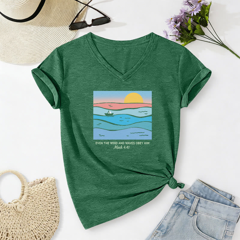 Christianartworkshop Sogar Wind und Wellen gehorchen ihm (Markus 4,41). Lässiges T-Shirt mit V-Ausschnitt und Ozean-Sonnenuntergangsmotiv. - Dunkelgrün - 2XL - image 22