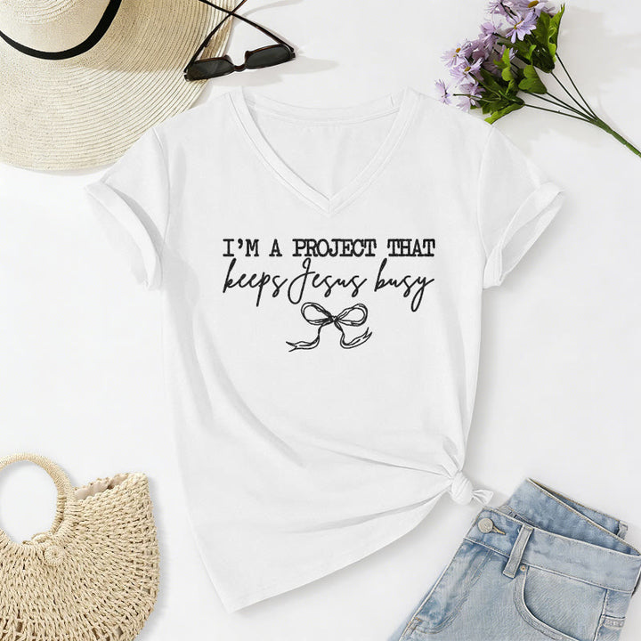 Christianartworkshop Ich bin ein Projekt, das Jesus beschäftigt – Lässiges V-Ausschnitt-T-Shirt mit Schleifenmuster - Weiß - 2XL - image 18
