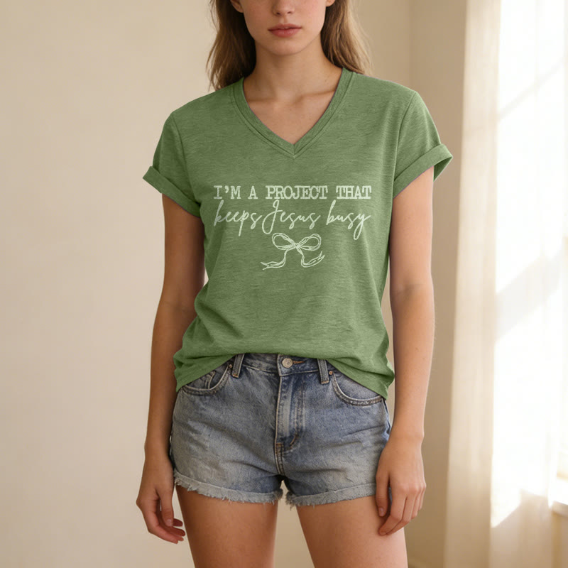 Christianartworkshop Ich bin ein Projekt, das Jesus beschäftigt – Lässiges V-Ausschnitt-T-Shirt mit Schleifenmuster - image 17