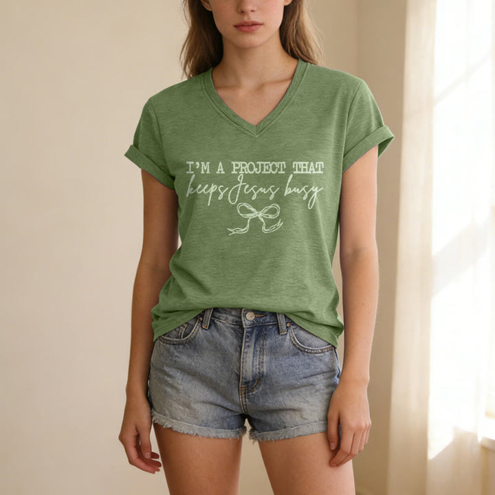 Christianartworkshop Ich bin ein Projekt, das Jesus beschäftigt – Lässiges V-Ausschnitt-T-Shirt mit Schleifenmuster - image 17