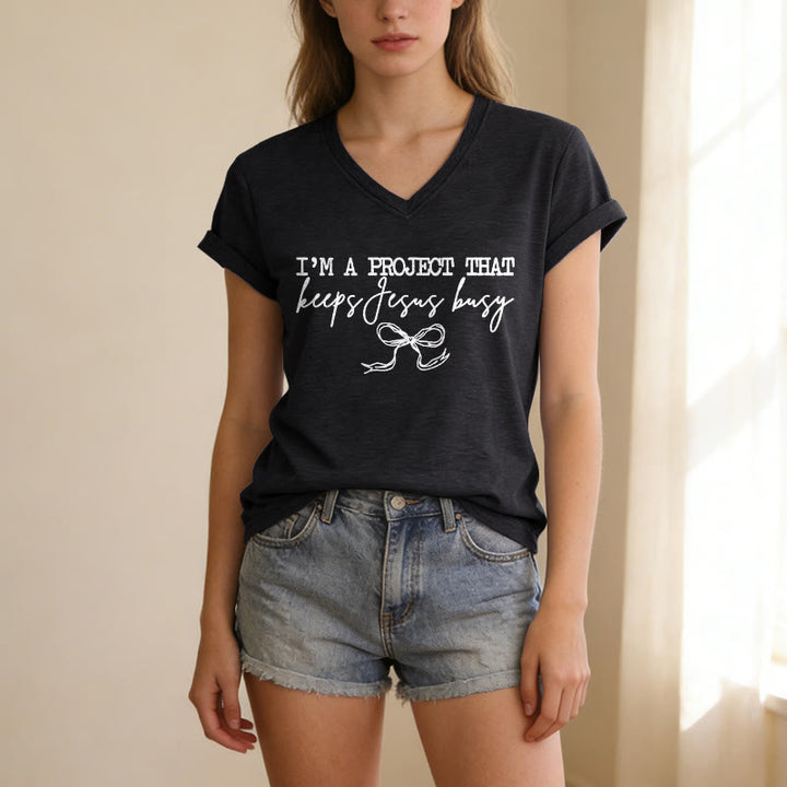 Christianartworkshop Ich bin ein Projekt, das Jesus beschäftigt – Lässiges V-Ausschnitt-T-Shirt mit Schleifenmuster - image 13