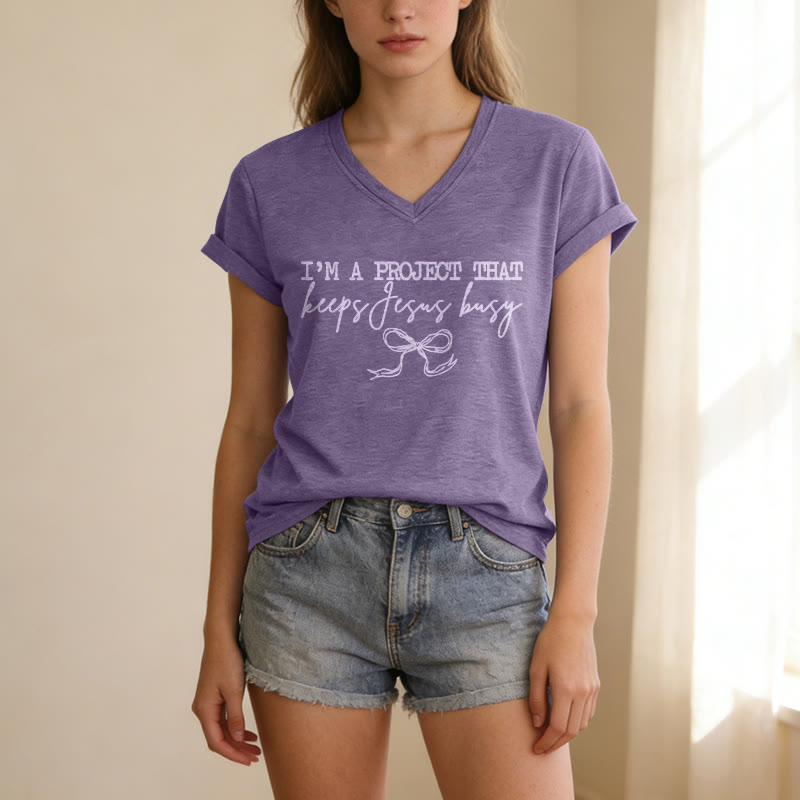 Christianartworkshop Ich bin ein Projekt, das Jesus beschäftigt – Lässiges V-Ausschnitt-T-Shirt mit Schleifenmuster - image 3