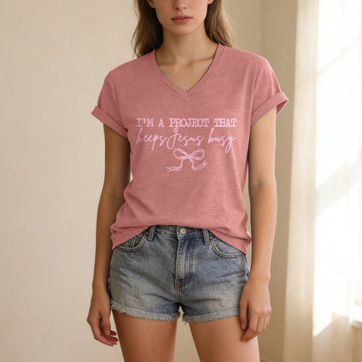 Christianartworkshop Ich bin ein Projekt, das Jesus beschäftigt – Lässiges V-Ausschnitt-T-Shirt mit Schleifenmuster - image 11