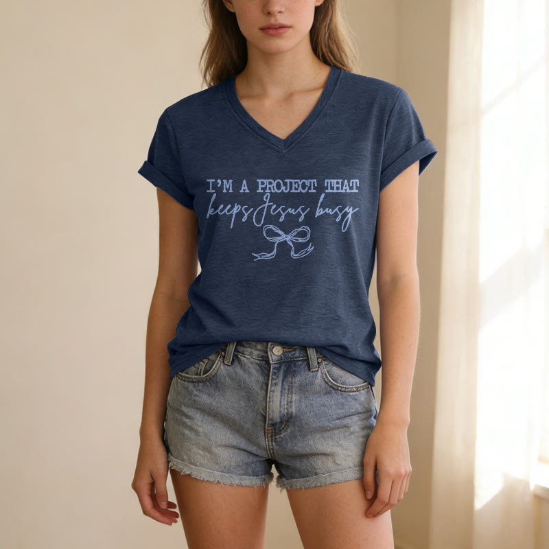 Christianartworkshop Ich bin ein Projekt, das Jesus beschäftigt – Lässiges V-Ausschnitt-T-Shirt mit Schleifenmuster - image 5