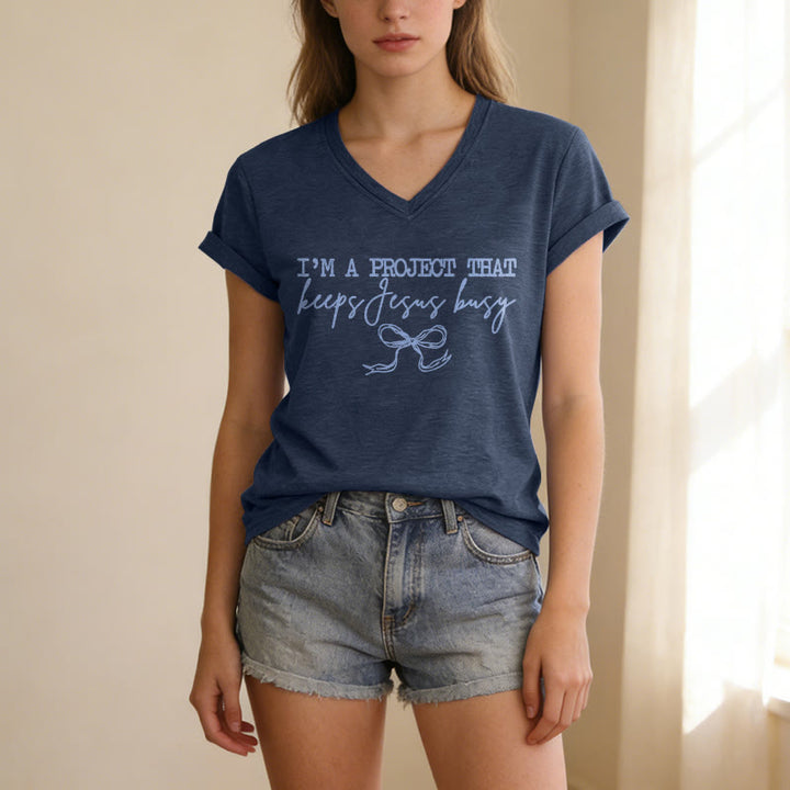 Christianartworkshop Ich bin ein Projekt, das Jesus beschäftigt – Lässiges V-Ausschnitt-T-Shirt mit Schleifenmuster - image 5