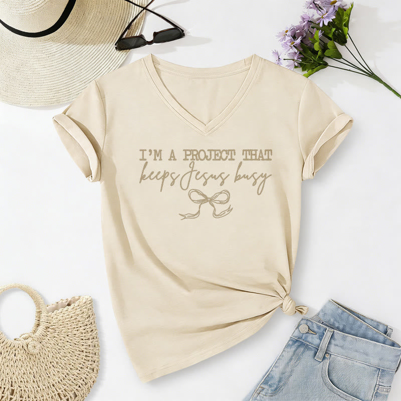 Christianartworkshop Ich bin ein Projekt, das Jesus beschäftigt – Lässiges V-Ausschnitt-T-Shirt mit Schleifenmuster - Beige - 2XL - image 8
