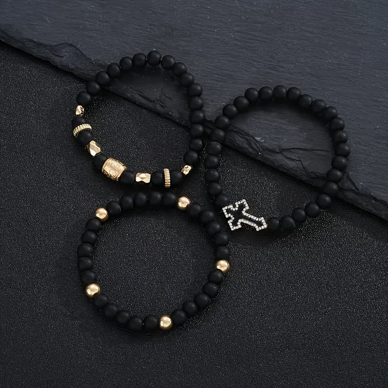 Christianartworkshop Mehrlagiges, dehnbares Armband aus mattschwarzen Steinperlen mit Zirkonia-Kreuz und gravierten Goldzwischenstücken - image 7