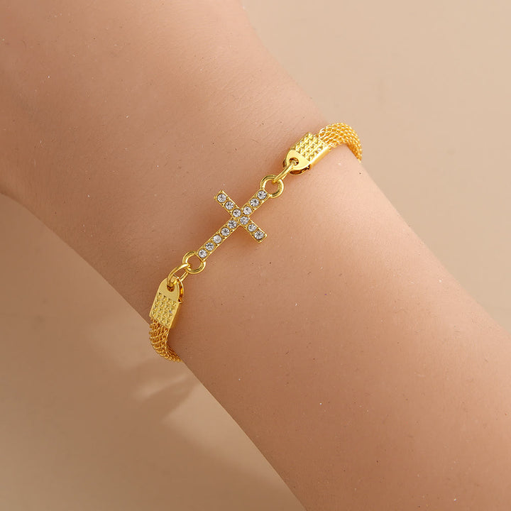 Christianartworkshop Zartes, gewebtes Netzarmband mit seitlich angeordnetem Kristallkreuz: Eine Erinnerung an die göttliche Barmherzigkeit während der stillen Meditation - Golden - image 3