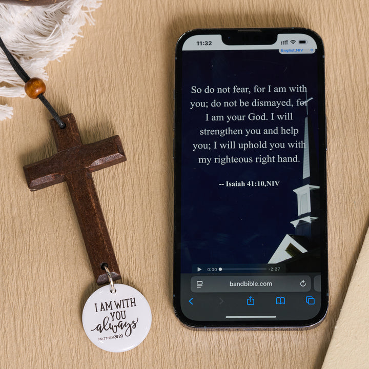 Christianartworkshop Klassisches, geschnitztes Kreuz aus Massivholz mit NFC-Funktion und Matthäus 28,20-Vers als Smart-Car-Anhänger - image 2