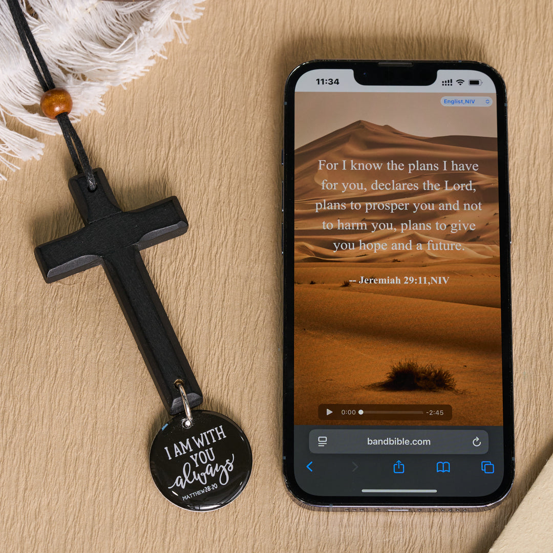 Christianartworkshop Klassisches, geschnitztes Kreuz aus Massivholz mit NFC-Funktion und Matthäus 28,20-Vers als Smart-Car-Anhänger - image 4