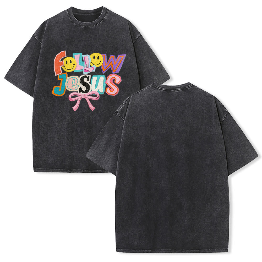 Christianartworkshop Folge Jesus – Lächeln, Schleife, Farbblock-Schriftzug, gewaschenes Unisex-T-Shirt - Schwarz - 5XL - image 1