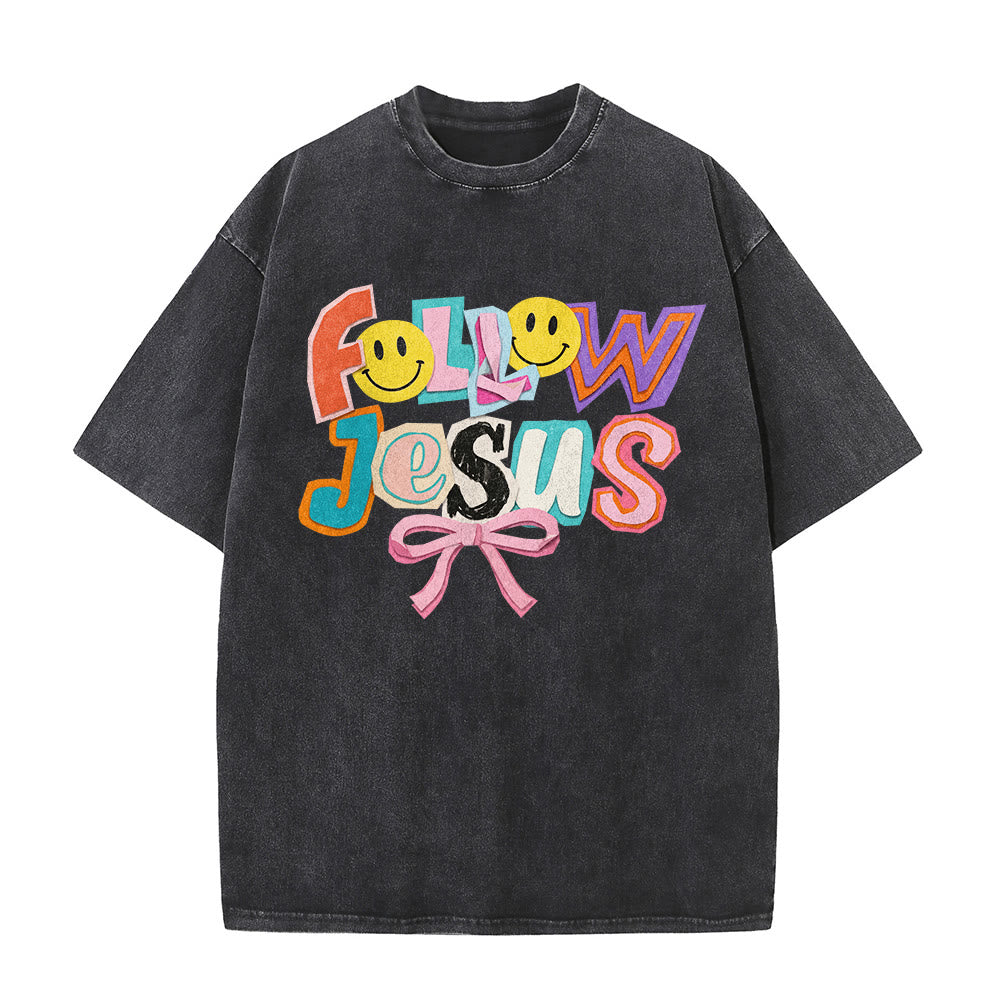 Christianartworkshop Folge Jesus – Lächeln, Schleife, Farbblock-Schriftzug, gewaschenes Unisex-T-Shirt - image 2