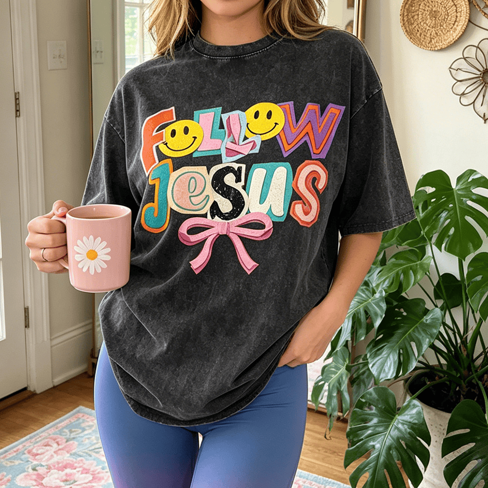 Christianartworkshop Folge Jesus – Lächeln, Schleife, Farbblock-Schriftzug, gewaschenes Unisex-T-Shirt - image 0