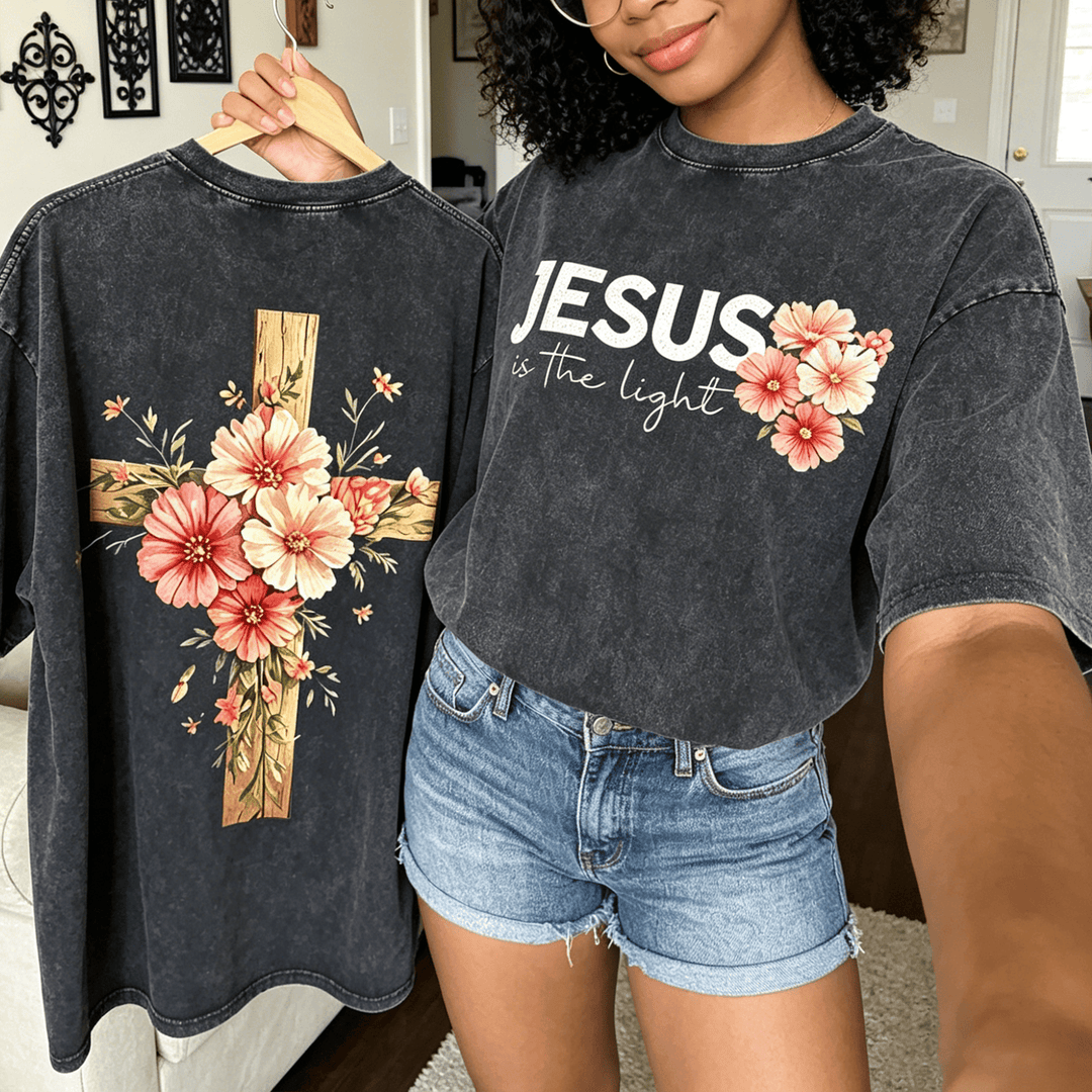 Christianartworkshop Jesus ist das Licht – Doppelseitiges, gewaschenes Unisex-T-Shirt mit Blumenkreuz-Grafik - image 0