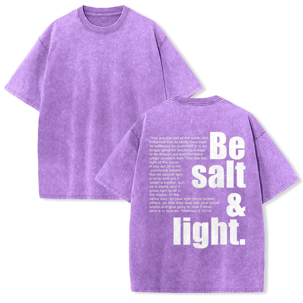 Christianartworkshop Kontrastreiches, groß-kleines Schriftbild mit Bibelvers „Salz und Licht“ auf der Rückseite, gewaschenes Unisex-T-Shirt - Lila - 5XL - image 1