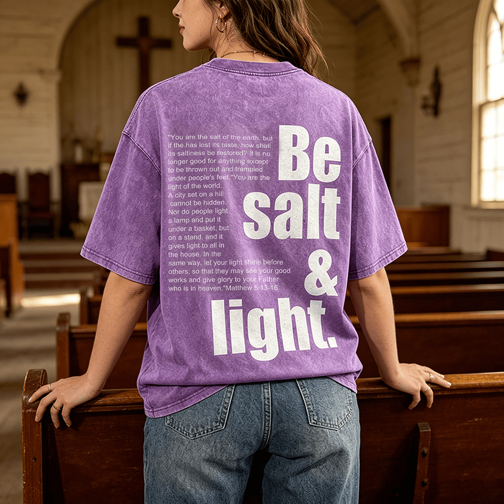 Christianartworkshop Kontrastreiches, groß-kleines Schriftbild mit Bibelvers „Salz und Licht“ auf der Rückseite, gewaschenes Unisex-T-Shirt - image 0