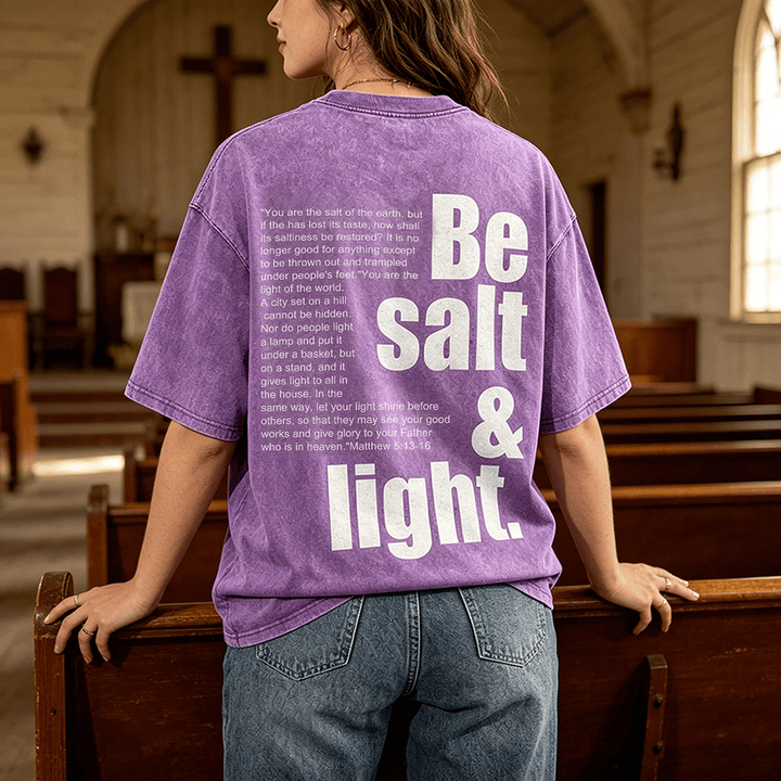 Christianartworkshop Kontrastreiches, groß-kleines Schriftbild mit Bibelvers „Salz und Licht“ auf der Rückseite, gewaschenes Unisex-T-Shirt - image 0