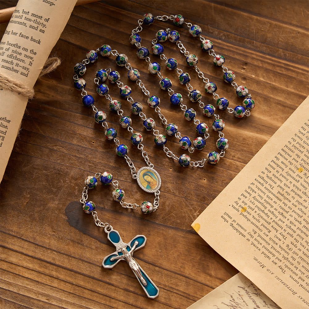 Christianartworkshop Mehrfarbiger Rosenkranz mit floralem Cloisonné-Emaillekreuz und Marienmotiv: Symbol lebendiger, schützender göttlicher Gnade - Blau - image 3