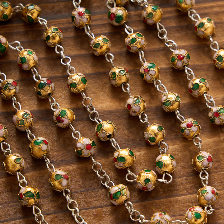 Christianartworkshop Mehrfarbiger Rosenkranz mit floralem Cloisonné-Emaillekreuz und Marienmotiv: Symbol lebendiger, schützender göttlicher Gnade - image 8