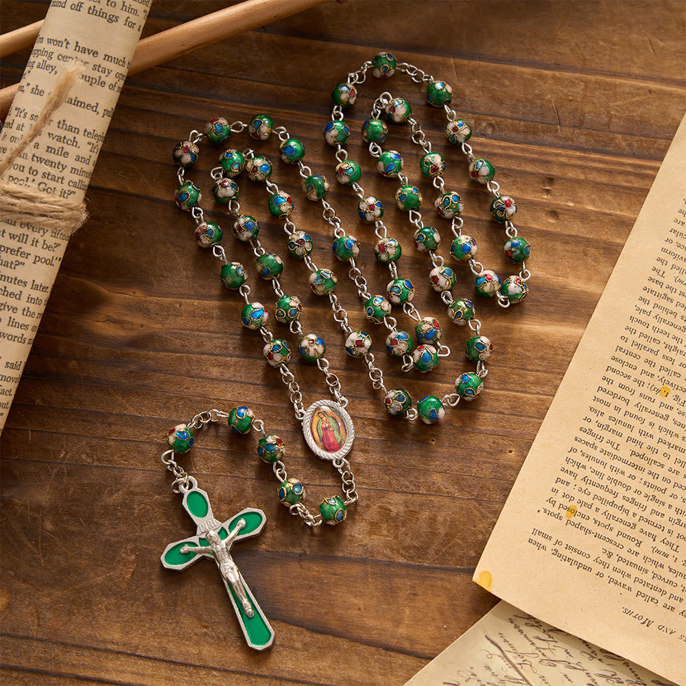 Christianartworkshop Mehrfarbiger Rosenkranz mit floralem Cloisonné-Emaillekreuz und Marienmotiv: Symbol lebendiger, schützender göttlicher Gnade - Grün - image 0