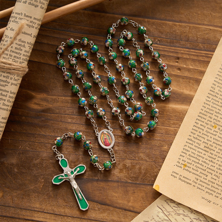 Christianartworkshop Mehrfarbiger Rosenkranz mit floralem Cloisonné-Emaillekreuz und Marienmotiv: Symbol lebendiger, schützender göttlicher Gnade - Grün - image 0