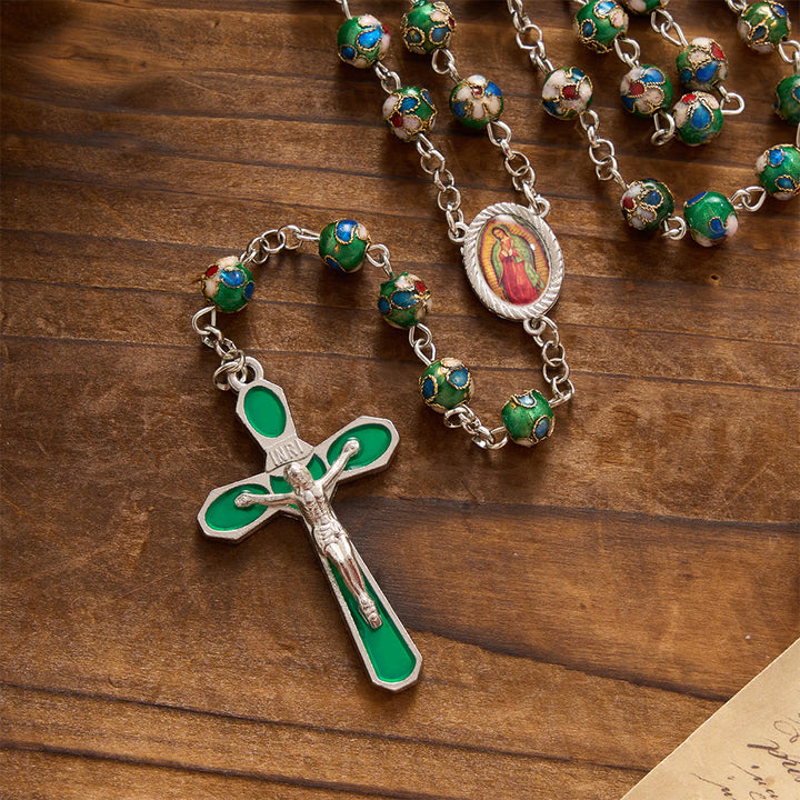 Christianartworkshop Mehrfarbiger Rosenkranz mit floralem Cloisonné-Emaillekreuz und Marienmotiv: Symbol lebendiger, schützender göttlicher Gnade - image 2