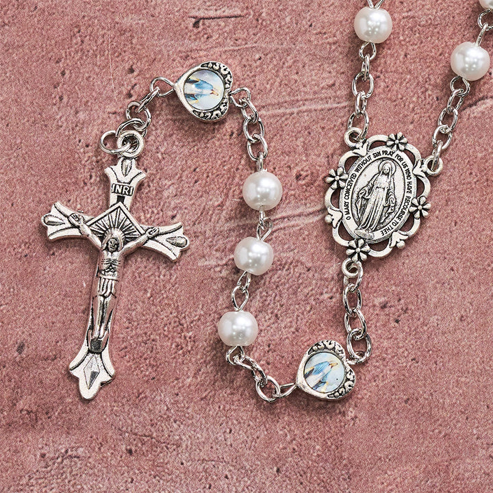 Christianartworkshop Mehrfarbiger, glänzender, perlmuttfarbener Rosenkranz mit Herz und Heiligenporträt: Symbol des sanften himmlischen Schutzes - image 7