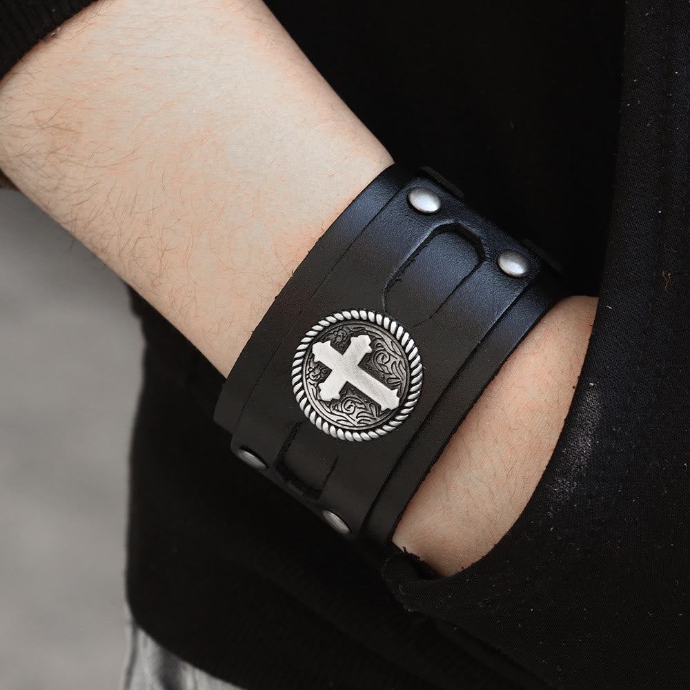 Christianartworkshop Vintage Lederarmband mit breitem Schaft und geprägtem Kreuzmedaillon: Symbol für bodenständige, standhafte Anmut - image 1