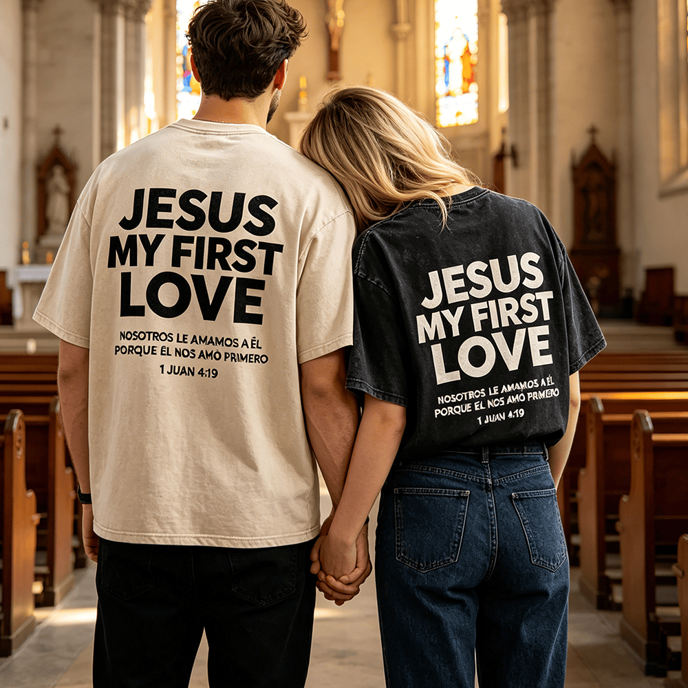 Christianartworkshop Jesus, meine erste Liebe – Spanischer Vers (1. Johannes 4,19) – Partner-T-Shirt mit Rückenaufdruck im Vintage-Look, Unisex - image 0