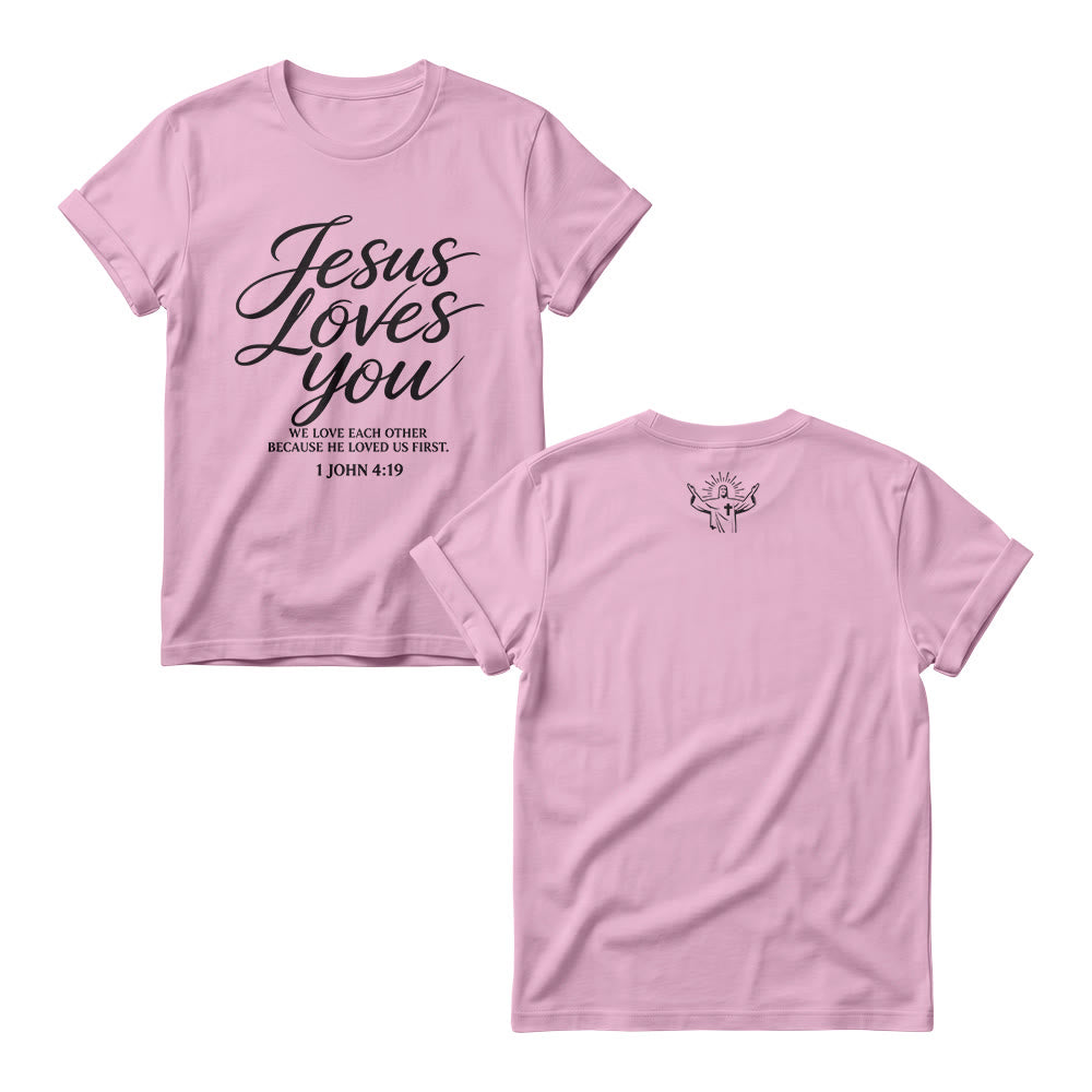 Christianartworkshop Jesus liebt dich – fließende Schreibschrift – 1. Johannes 4,19 – Vorderseite – kleines Kronenkreuz-Skizze – Damen-Rundhals-Shirt - Rosa - 4XL - image 5
