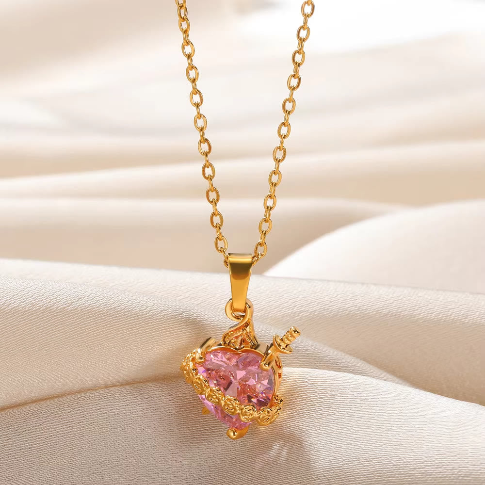 Christianartworkshop Halskette mit Dolchanhänger in Form einer Rose mit dem Heiligen Herzen in Rosa: Zeitloses Symbol heiligen Gelübdes und hingebungsvoller Zuneigung - image 1
