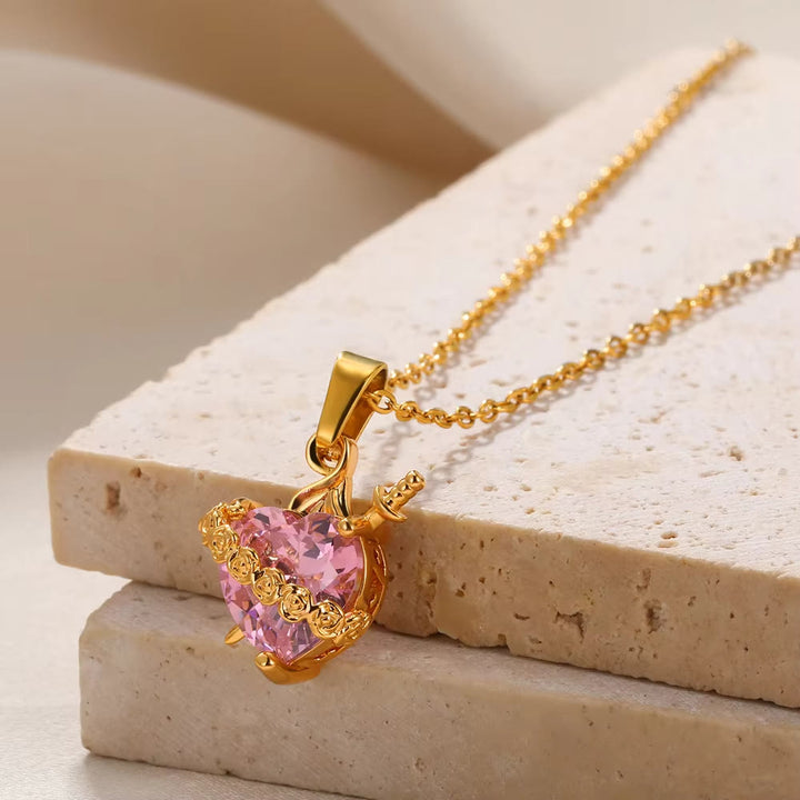 Christianartworkshop Halskette mit Dolchanhänger in Form einer Rose mit dem Heiligen Herzen in Rosa: Zeitloses Symbol heiligen Gelübdes und hingebungsvoller Zuneigung - Heiliges Herz - image 0