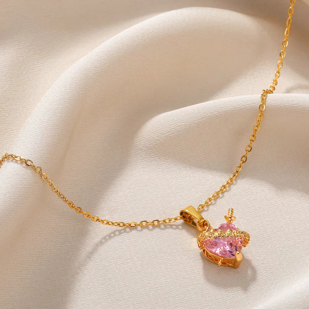 Christianartworkshop Halskette mit Dolchanhänger in Form einer Rose mit dem Heiligen Herzen in Rosa: Zeitloses Symbol heiligen Gelübdes und hingebungsvoller Zuneigung - image 4