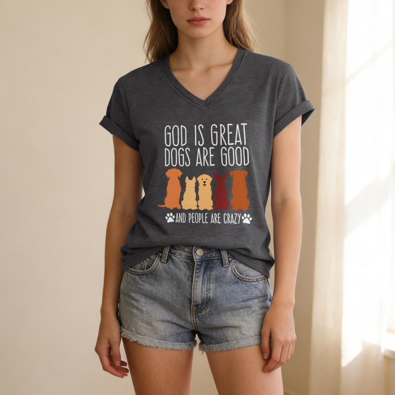 Christianartworkshop Gott ist groß, Hunde sind gut – mehrfarbiges T-Shirt mit Hunde-Silhouette und Pfotenabdruck-Grafik auf lässigem V-Ausschnitt - image 1