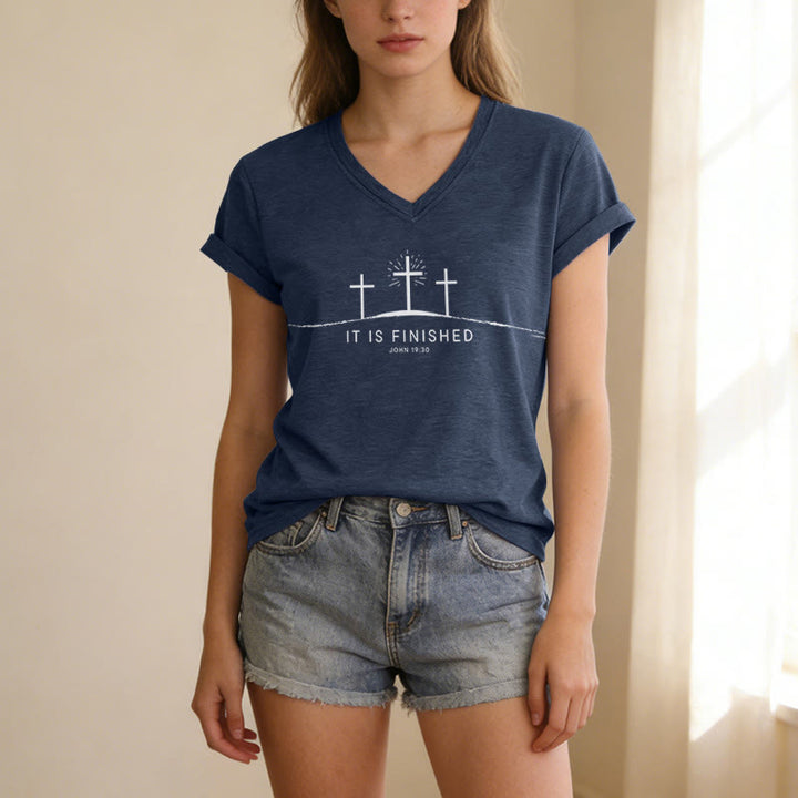 Christianartworkshop Es ist vollbracht – Drei Kreuze von Kalvarienberg (Johannes 19,30) – Minimalistisches Grafik-T-Shirt mit V-Ausschnitt - image 9