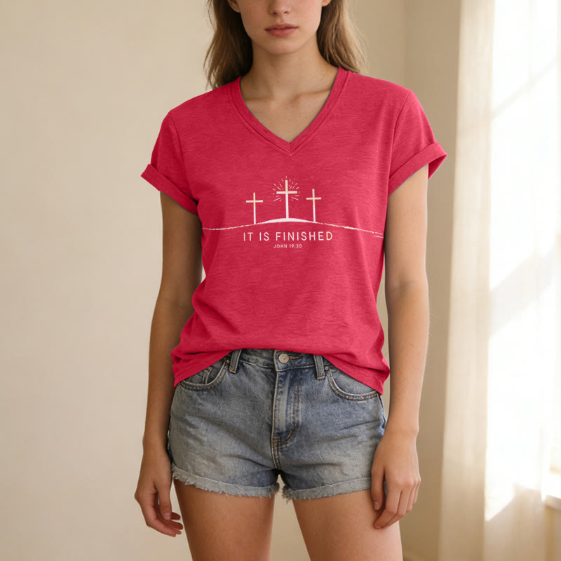 Christianartworkshop Es ist vollbracht – Drei Kreuze von Kalvarienberg (Johannes 19,30) – Minimalistisches Grafik-T-Shirt mit V-Ausschnitt - image 3