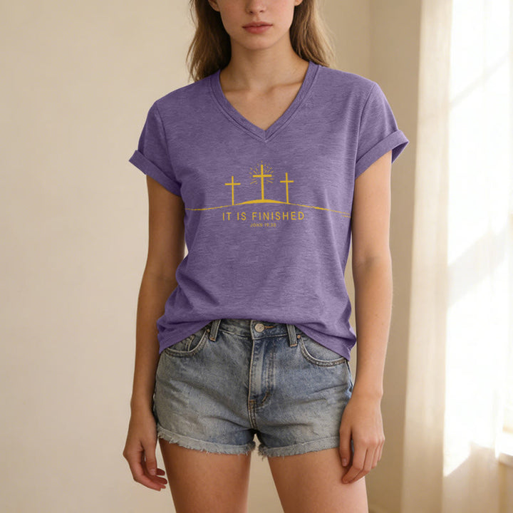 Christianartworkshop Es ist vollbracht – Drei Kreuze von Kalvarienberg (Johannes 19,30) – Minimalistisches Grafik-T-Shirt mit V-Ausschnitt - image 5
