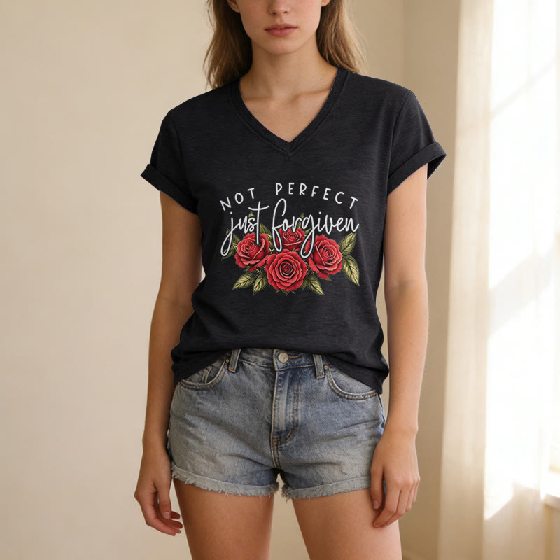 Christianartworkshop Nicht perfekt, nur vergeben – Rosenstrauß mit zweifarbiger Schriftart, floralem Glaubensmotiv, lässiges V-Ausschnitt-T-Shirt - image 3