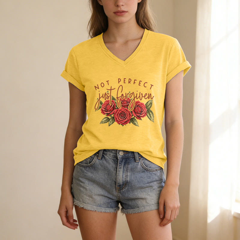Christianartworkshop Nicht perfekt, nur vergeben – Rosenstrauß mit zweifarbiger Schriftart, floralem Glaubensmotiv, lässiges V-Ausschnitt-T-Shirt - image 17