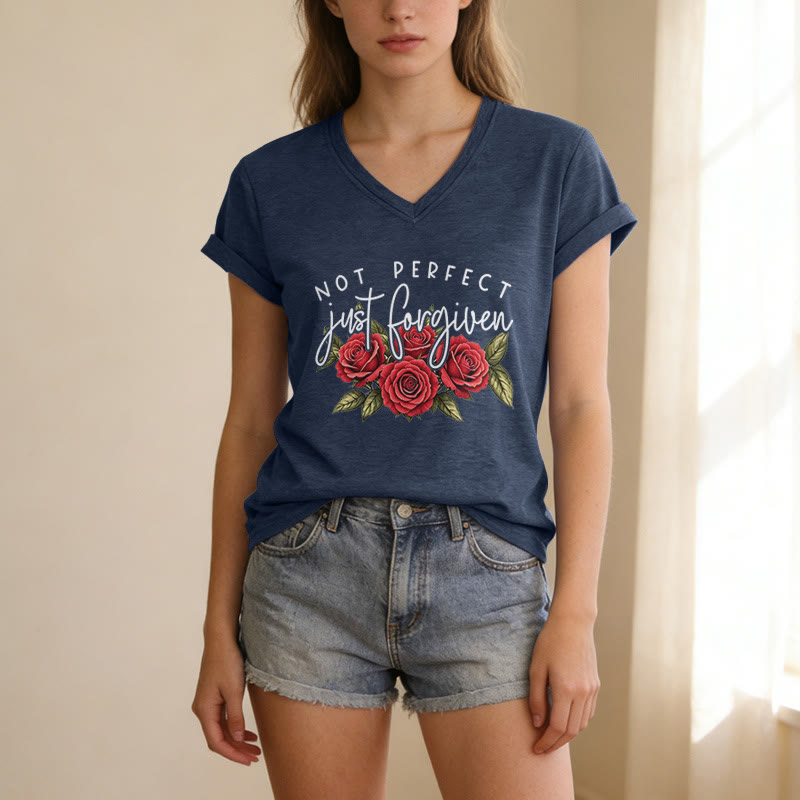 Christianartworkshop Nicht perfekt, nur vergeben – Rosenstrauß mit zweifarbiger Schriftart, floralem Glaubensmotiv, lässiges V-Ausschnitt-T-Shirt - image 11