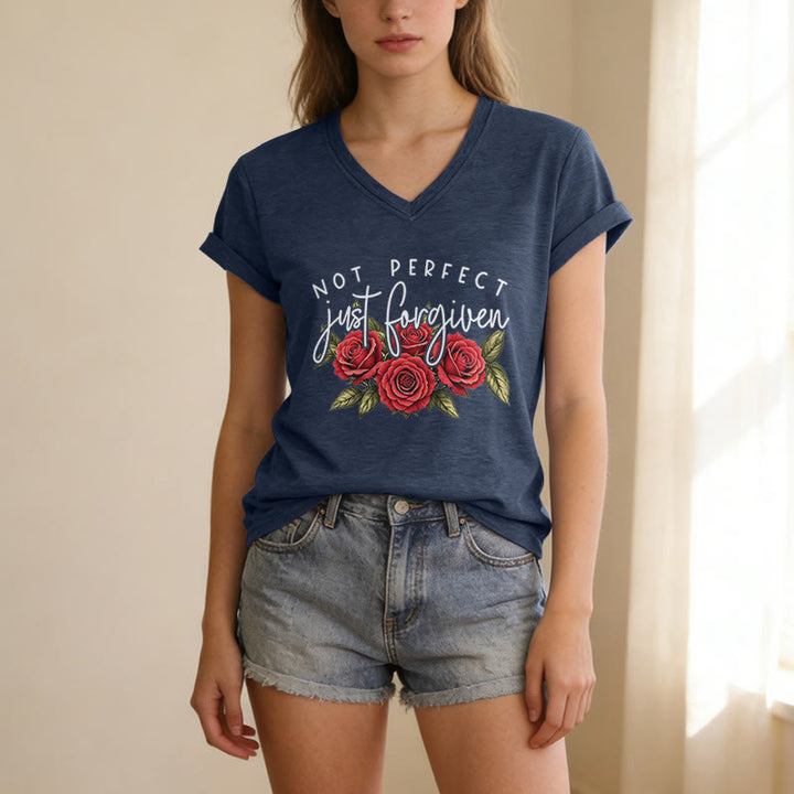 Christianartworkshop Nicht perfekt, nur vergeben – Rosenstrauß mit zweifarbiger Schriftart, floralem Glaubensmotiv, lässiges V-Ausschnitt-T-Shirt - image 11