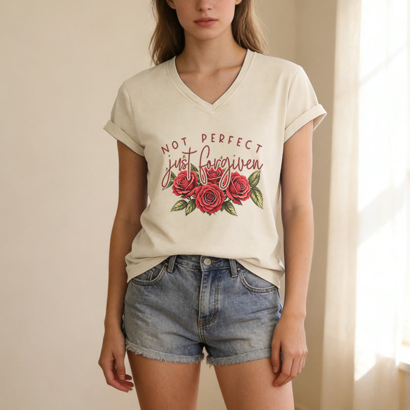 Christianartworkshop Nicht perfekt, nur vergeben – Rosenstrauß mit zweifarbiger Schriftart, floralem Glaubensmotiv, lässiges V-Ausschnitt-T-Shirt - image 1