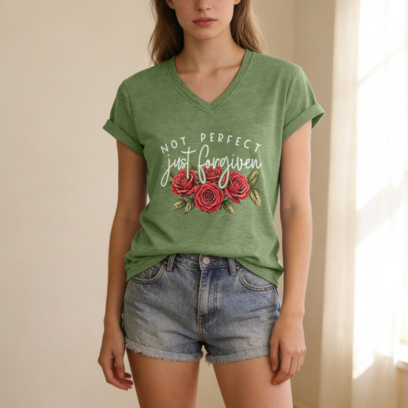 Christianartworkshop Nicht perfekt, nur vergeben – Rosenstrauß mit zweifarbiger Schriftart, floralem Glaubensmotiv, lässiges V-Ausschnitt-T-Shirt - image 19