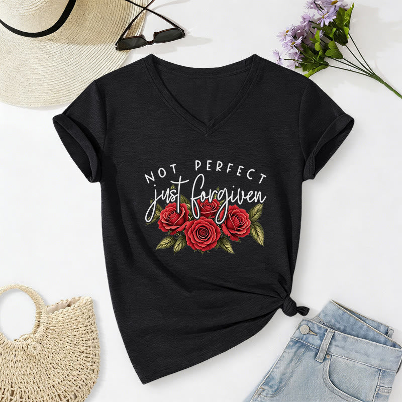 Christianartworkshop Nicht perfekt, nur vergeben – Rosenstrauß mit zweifarbiger Schriftart, floralem Glaubensmotiv, lässiges V-Ausschnitt-T-Shirt - Schwarz - 2XL - image 2