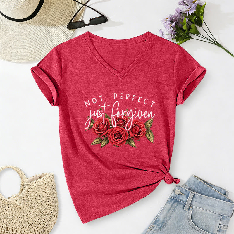 Christianartworkshop Nicht perfekt, nur vergeben – Rosenstrauß mit zweifarbiger Schriftart, floralem Glaubensmotiv, lässiges V-Ausschnitt-T-Shirt - Rot - 2XL - image 4
