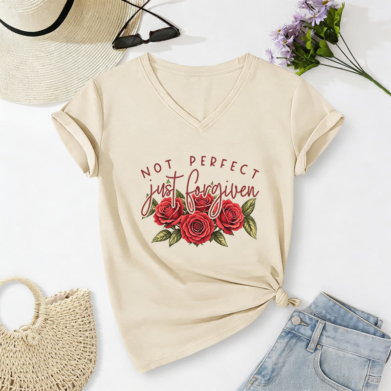 Christianartworkshop Nicht perfekt, nur vergeben – Rosenstrauß mit zweifarbiger Schriftart, floralem Glaubensmotiv, lässiges V-Ausschnitt-T-Shirt - Beige - 2XL - image 0